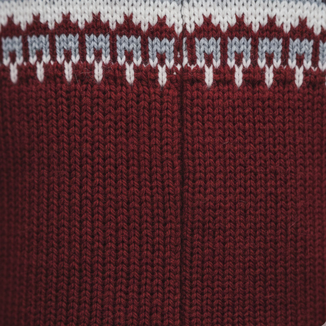  Men's half-zip sweater featuring a classic deer pattern, ideal for fall and winter with a warm, finely knit texture.