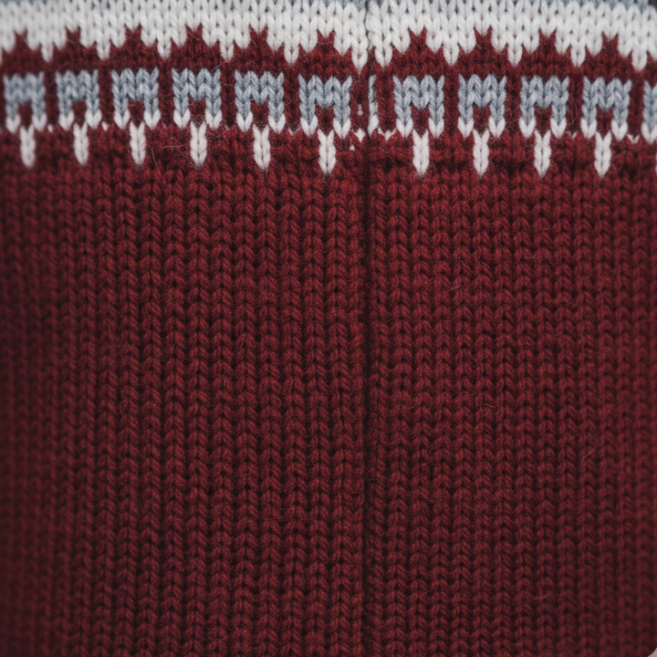  Men's half-zip sweater featuring a classic deer pattern, ideal for fall and winter with a warm, finely knit texture.